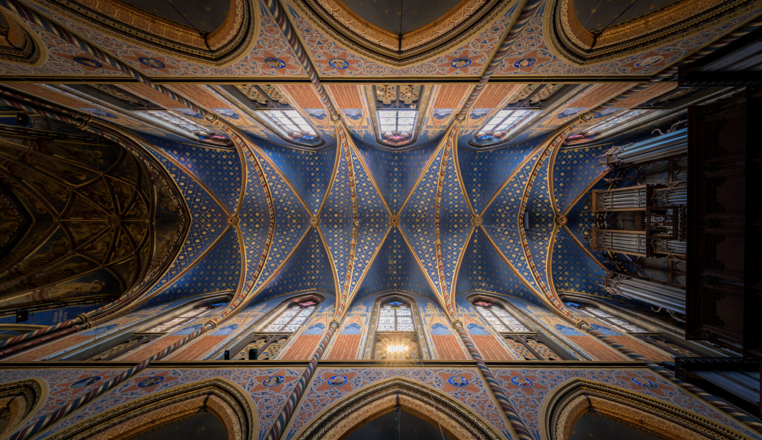 Blaues Sterngewölbe der Marienbasilika in Kevelaer in der Untersicht mit Orgelpfeifen