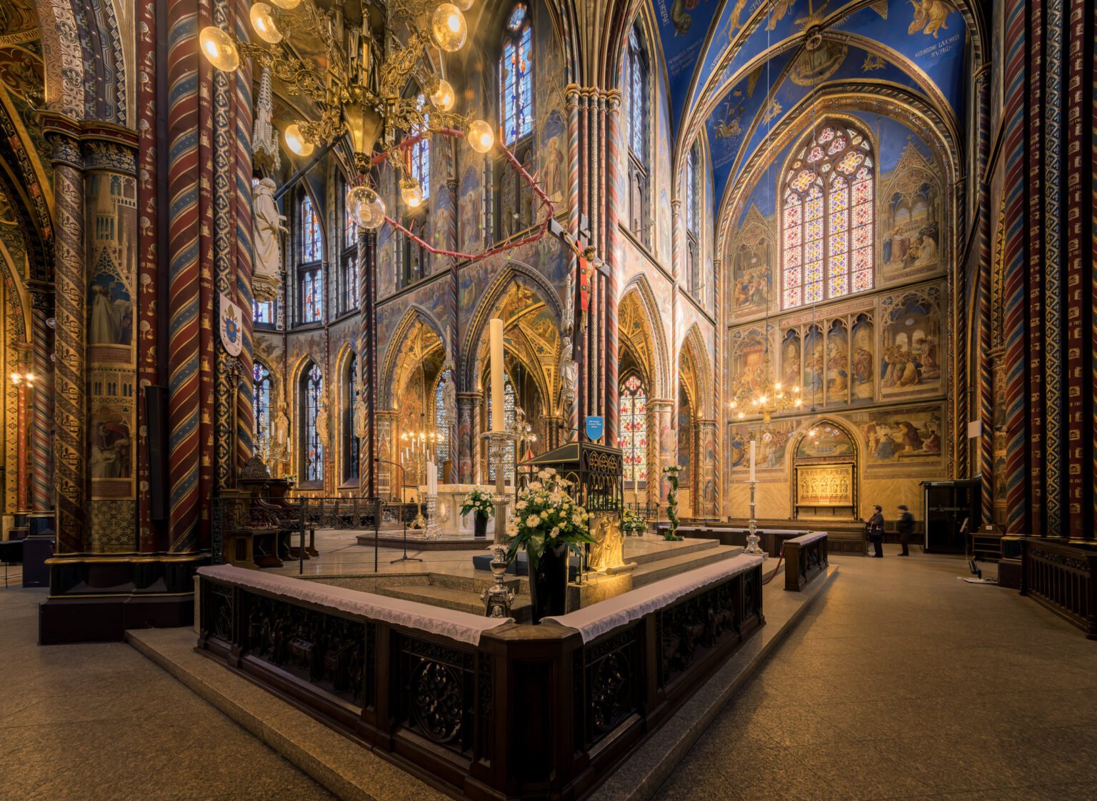 Chorumgang der Marienbasilika in Kevelaer mit Altar, Reliquienschrein und Wandmalereien