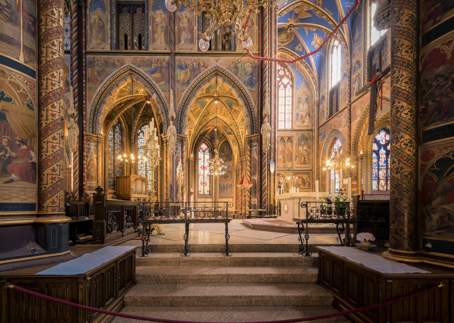 Altarbereich der Marienbasilika in Kevelaer mit schmiedeeisernem Chorgitter und Wandmalereien