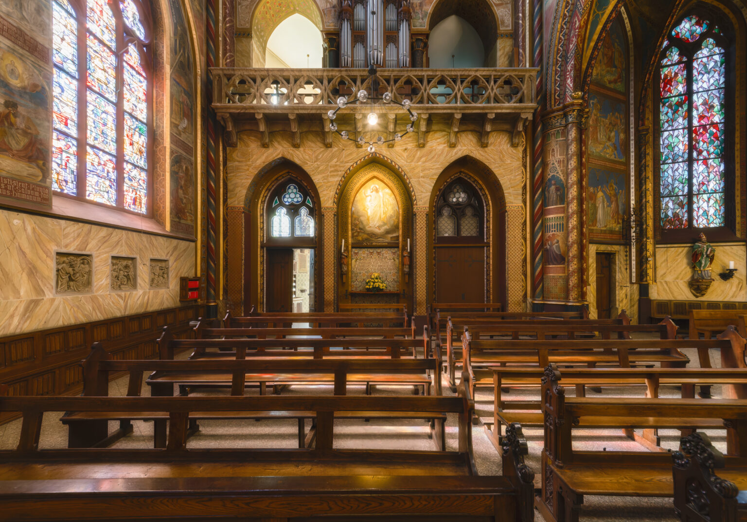 Seitenkapelle der Marienbasilika in Kevelaer mit Holzbänken und gotischen Nischen