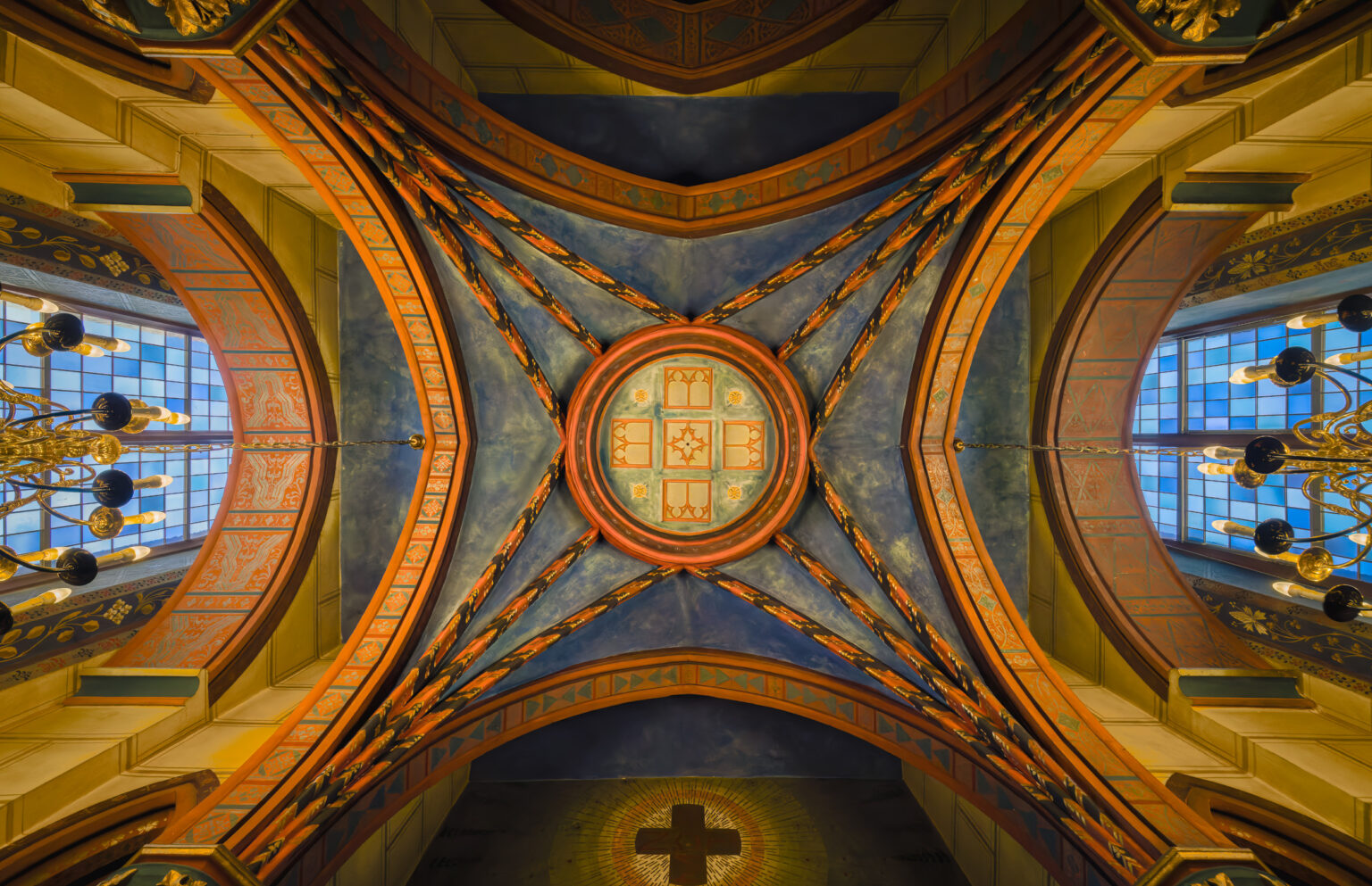 Bemalte Gewölbeuntersicht der Marienbasilika in Kevelaer mit Kreuz am Boden