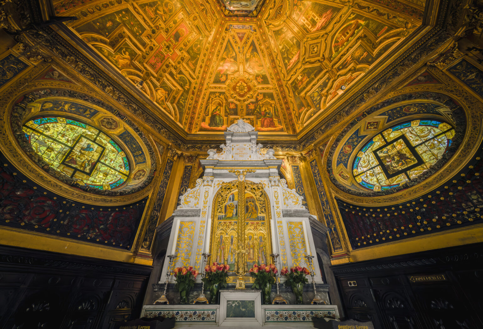 Kapelle der Marienbasilika in Kevelaer mit goldener Kassettendecke und rundem Glasfenster
