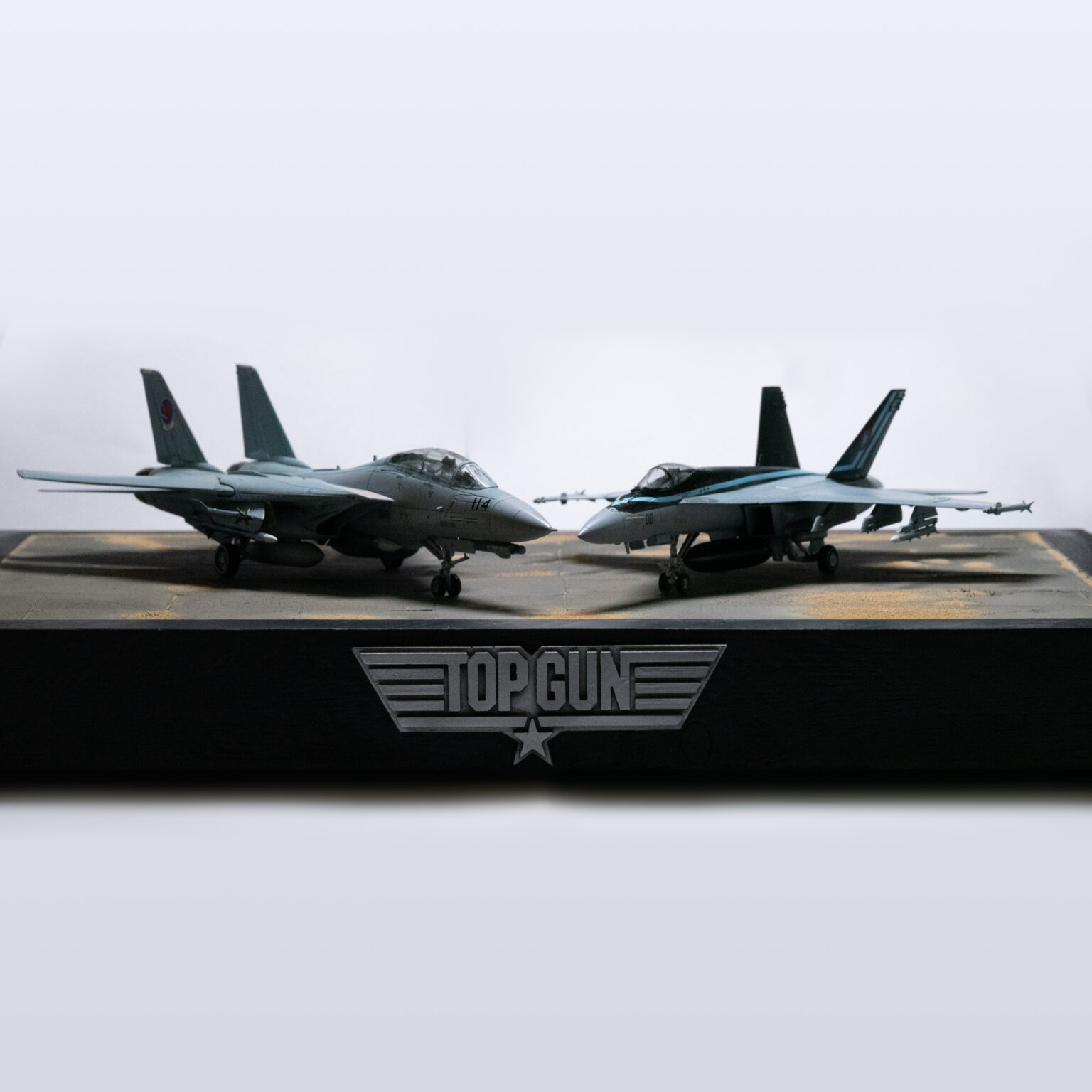 F-14 Tomcat und F/A-18 Super Hornet im Maßstab 1:72 in Seitenansicht auf Top-Gun-Diorama