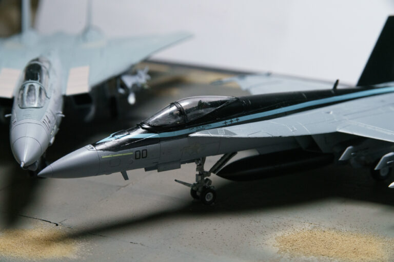 Modell der F/A-18 Super Hornet im Maßstab 1:72 in dunkler Maverick-Lackierung, Nahaufnahme