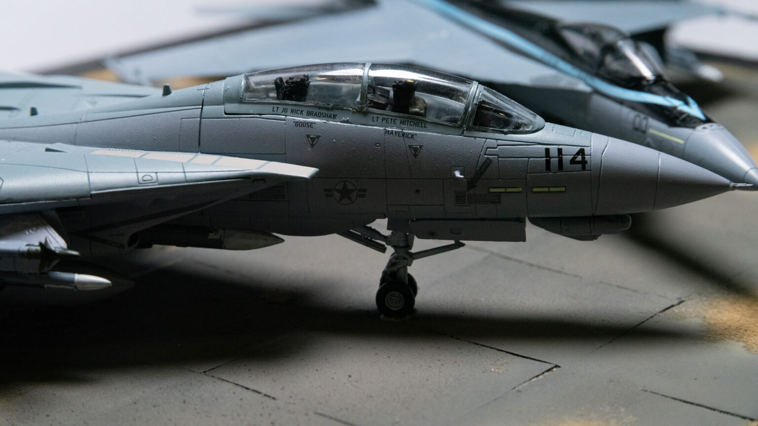 Modell der F-14 Tomcat im Maßstab 1:72 mit Kennung 114 in der Seitenansicht, Nahaufnahme