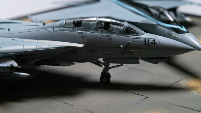 Modell der F-14 Tomcat im Maßstab 1:72 mit Kennung 114 in der Seitenansicht, Nahaufnahme