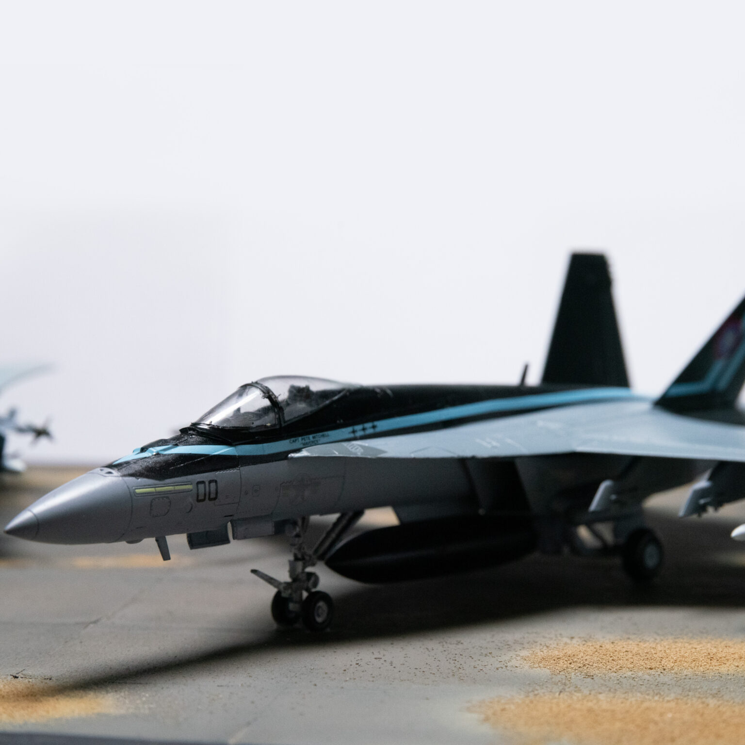 Modell der F/A-18 Super Hornet im Maßstab 1:72 in Seitenansicht vor hellem Hintergrund