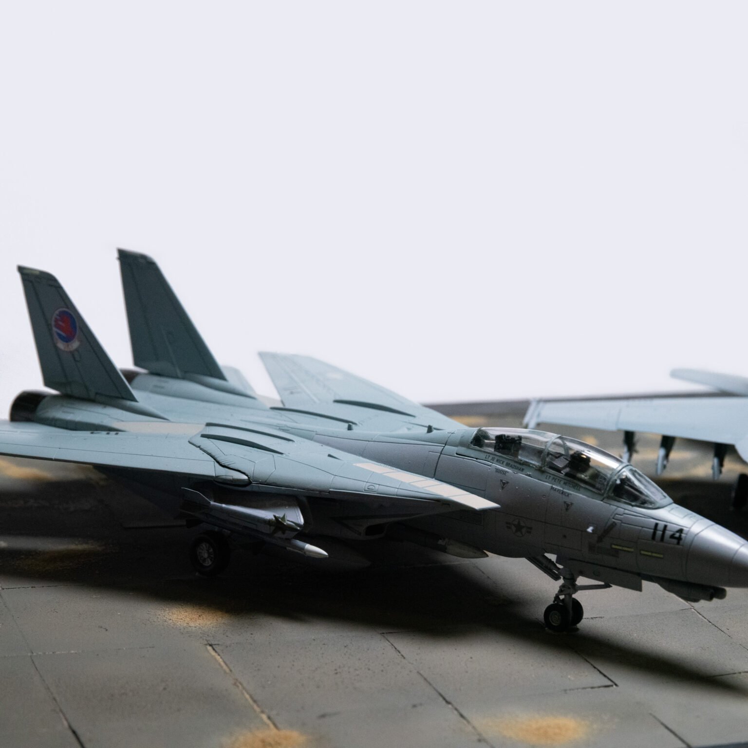 Modell der F-14 Tomcat im Maßstab 1:72 mit geschwenkten Flügeln in der Dreiviertelansicht
