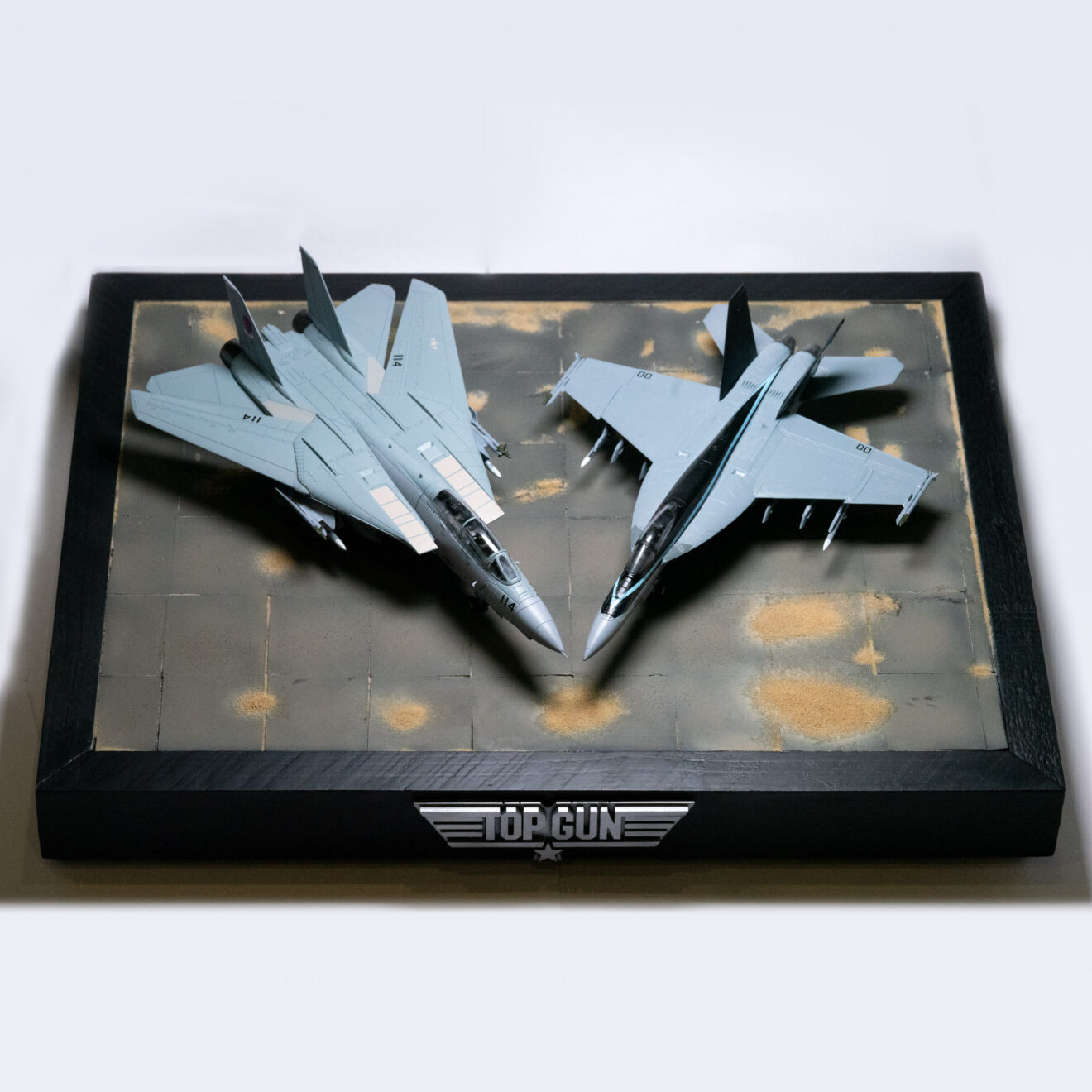 Modelle F-14 Tomcat und F/A-18 Super Hornet im Maßstab 1:72 auf Top-Gun-Diorama von oben