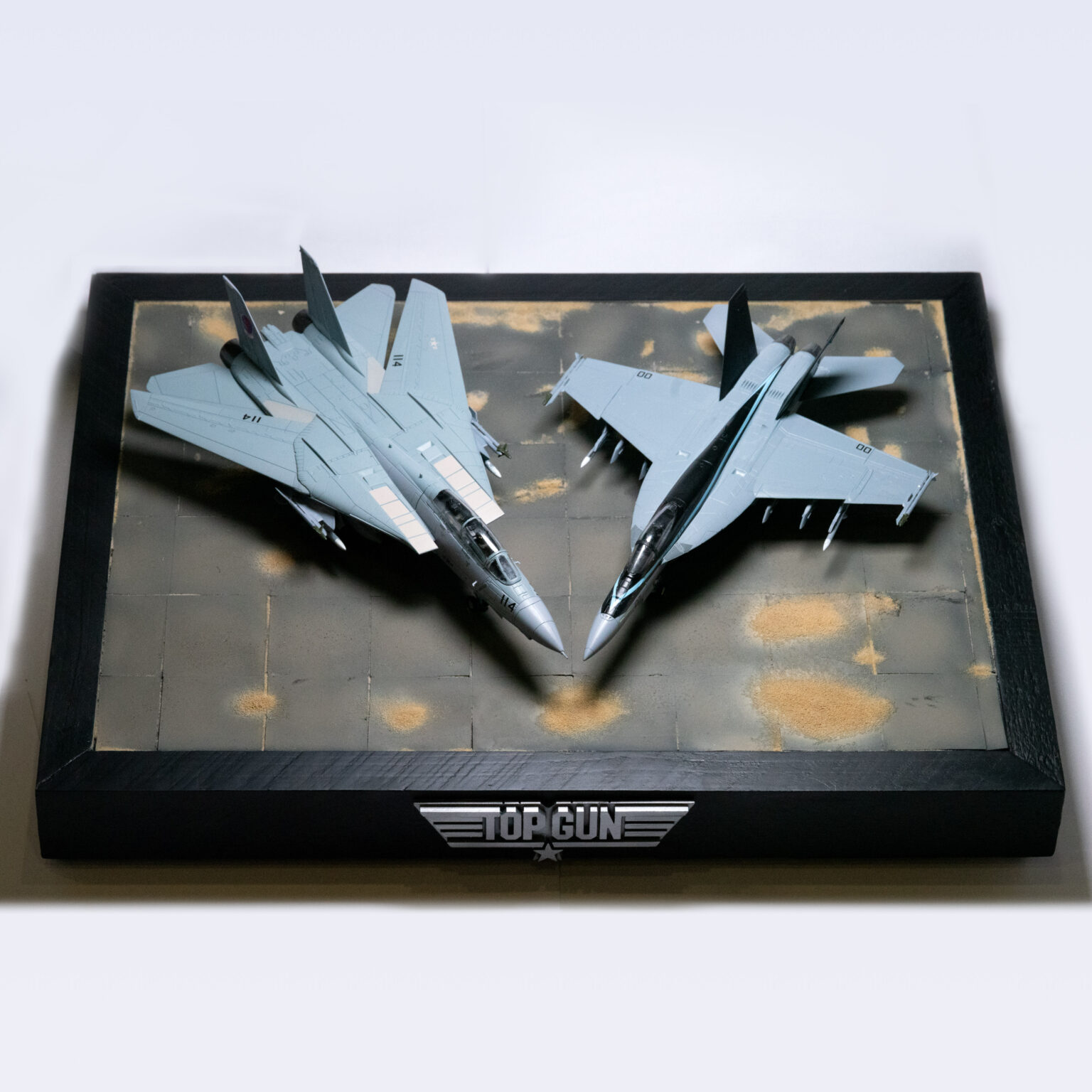 Modelle F-14 Tomcat und F/A-18 Super Hornet im Maßstab 1:72 auf Top-Gun-Diorama von oben