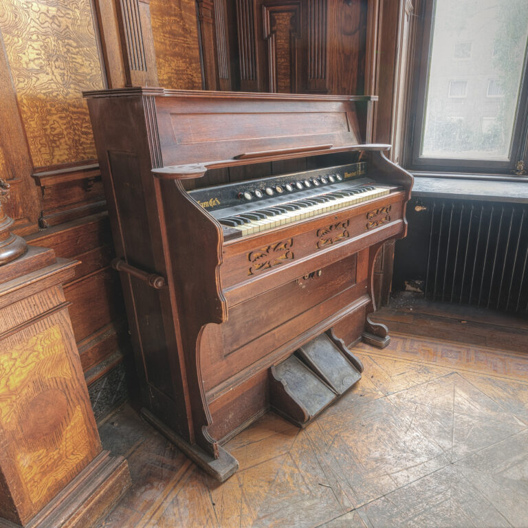 Villa Woodstock Harmonium