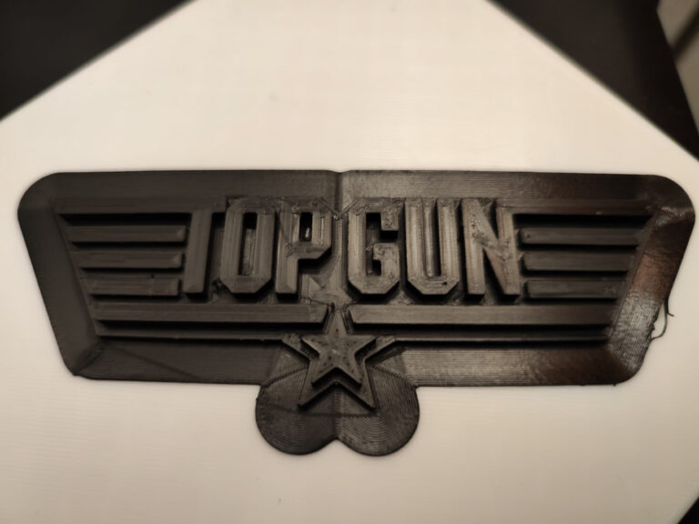3D-gedruckte Plakette mit dem Top-Gun-Schriftzug in Dunkelgrau