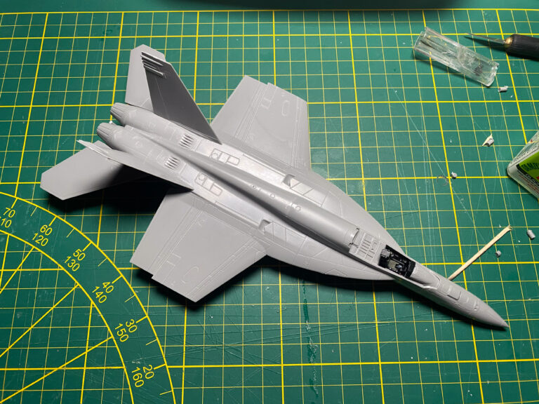 Graues F/A-18-Flugzeugmodell auf grüner Schneidematte von oben
