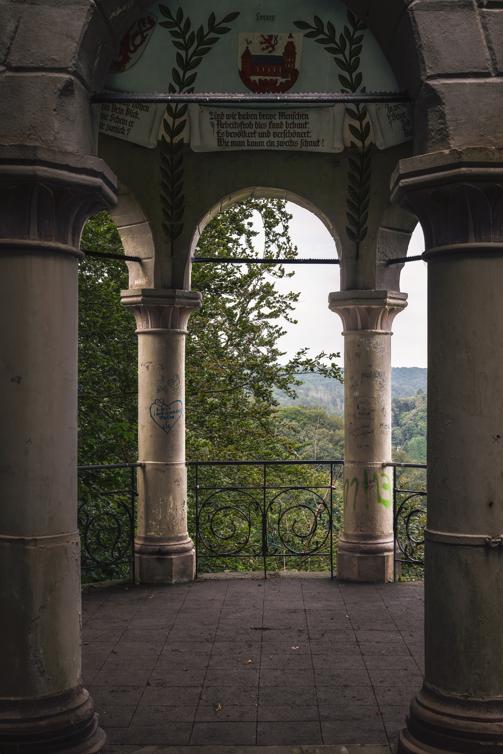 Blick aus dem Pavillon durch Bögen ins Wuppertal mit bemalter Kuppel im Bergischen Land