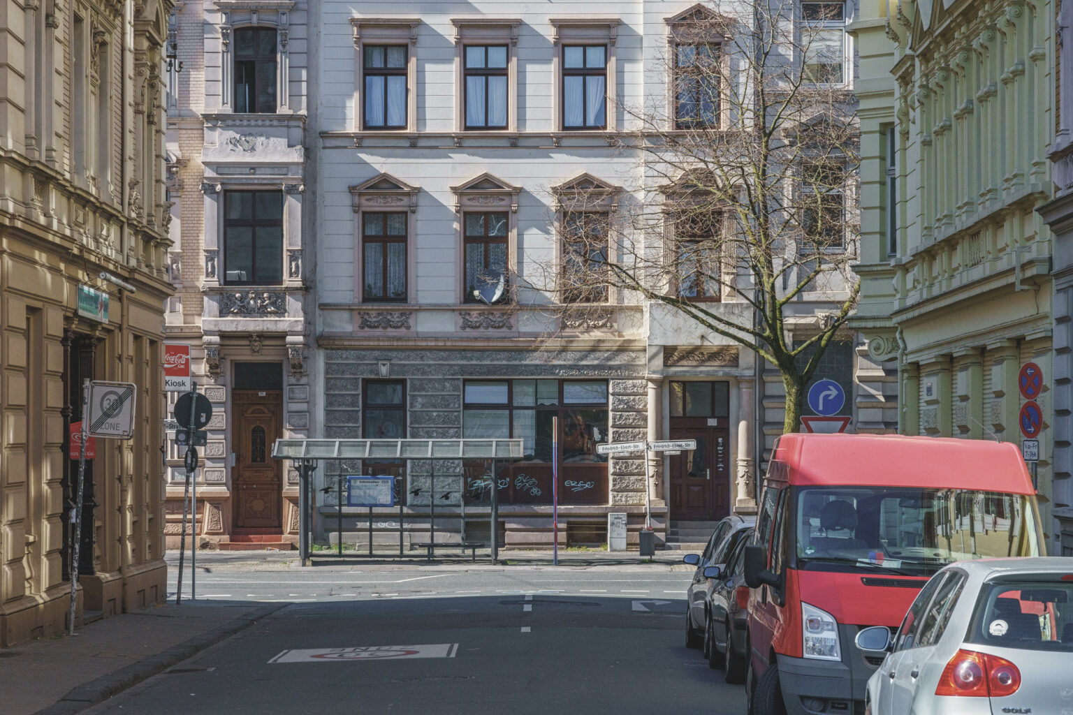 Wuppertaler Altbaustraße mit Bushaltestelle und rotem Transporter während des Lockdowns