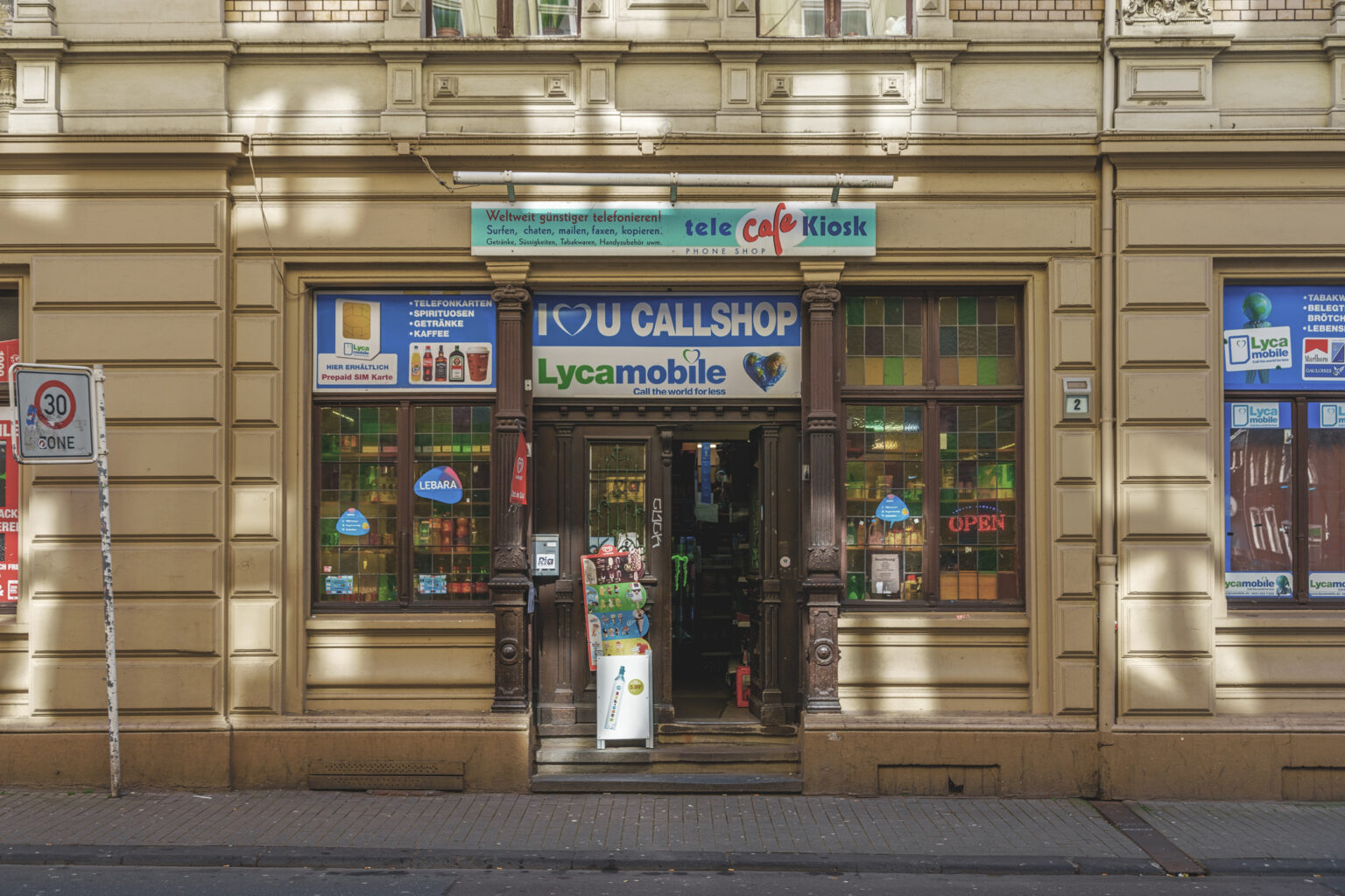 Geschlossener Kiosk mit Callshop in verzierter Altbaufassade während des Lockdowns