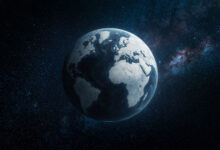 Erde im All: Kontinente kühl, klar und detailreich.