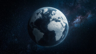 Erde im All: Kontinente kühl, klar und detailreich.