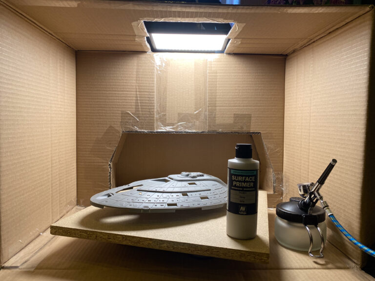 USS-Voyager-Modell in der selbstgebauten Lackierbox mit Vallejo Surface Primer und Airbrush