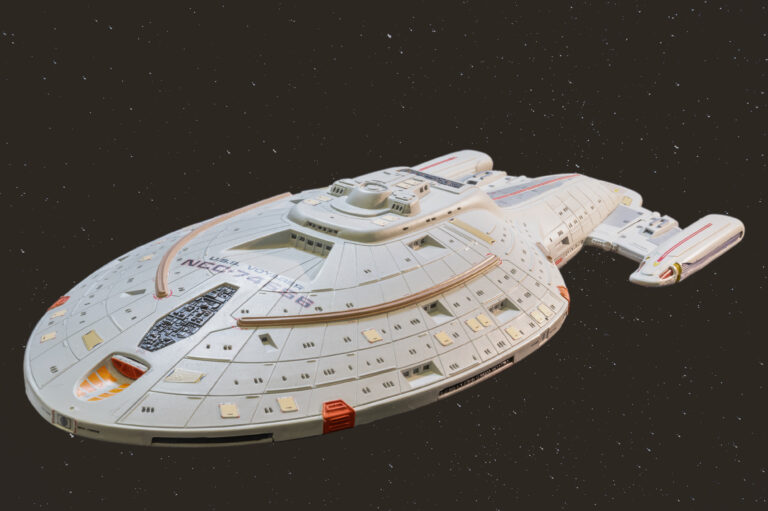 USS-Voyager-Modell als Beauty-Shot in der dorsalen Dreiviertelansicht vor Sternenhintergrund