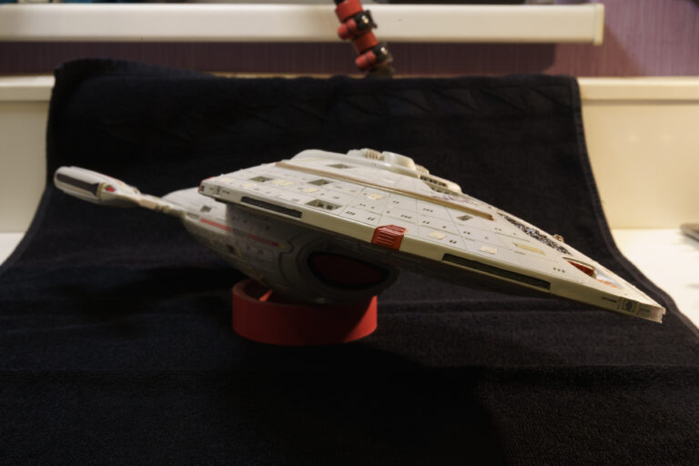 Fertiges USS-Voyager-Modell in der Seitenansicht auf rotem Display-Ständer und schwarzem Tuch