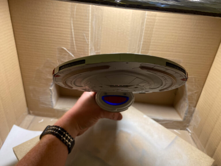 USS-Voyager-Sekundärrumpf weiß lackiert mit Decalbogen und Farben auf dem Modellbautisch