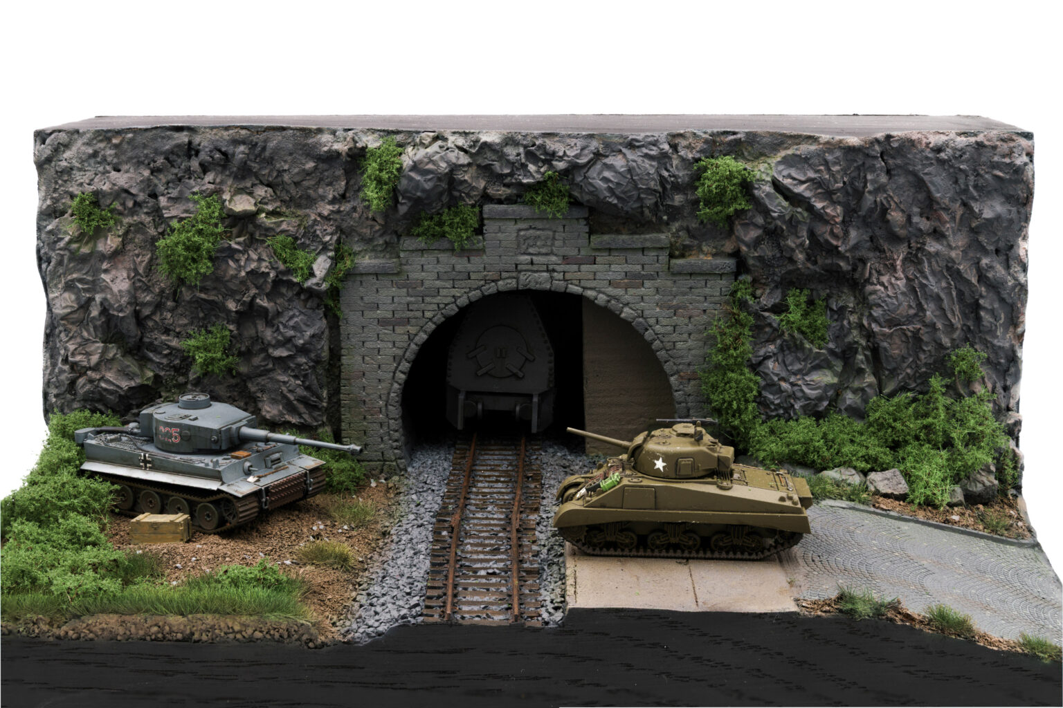 Fertiges Diorama in Farbe mit Tiger-I- und Sherman-Modell am gemauerten Tunnelportal