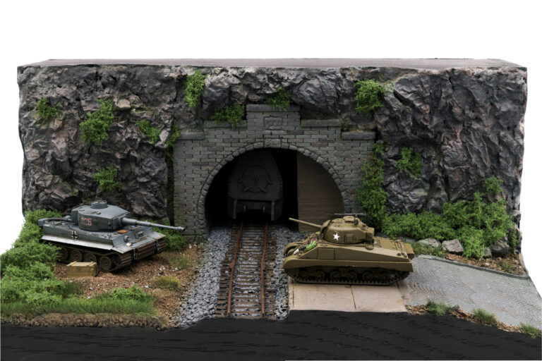 Fertiges Diorama in Farbe mit Tiger-I- und Sherman-Modell am gemauerten Tunnelportal