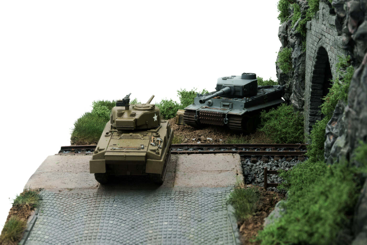 Nahaufnahme des Dioramas mit Sherman- und Tiger-Modell auf der Pflasterstraße am Tunnelportal