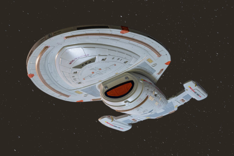USS-Voyager-Modell in der ventralen Dreiviertelansicht mit Deflektor vor Sternenhintergrund