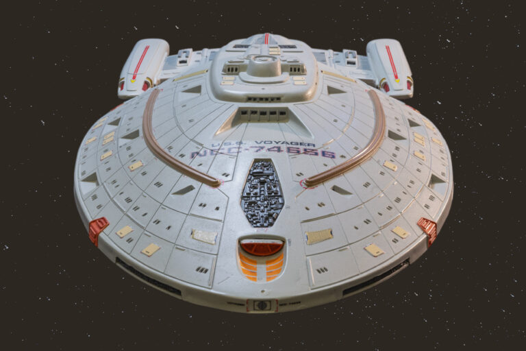 USS-Voyager-Modell frontal von schräg oben vor Sternenhintergrund mit sichtbarer Registratur