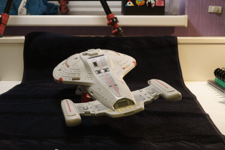 Fertiges USS-Voyager-Modell in der Heck- und Untersicht in der Dreiviertelperspektive auf schwarzem Tuch