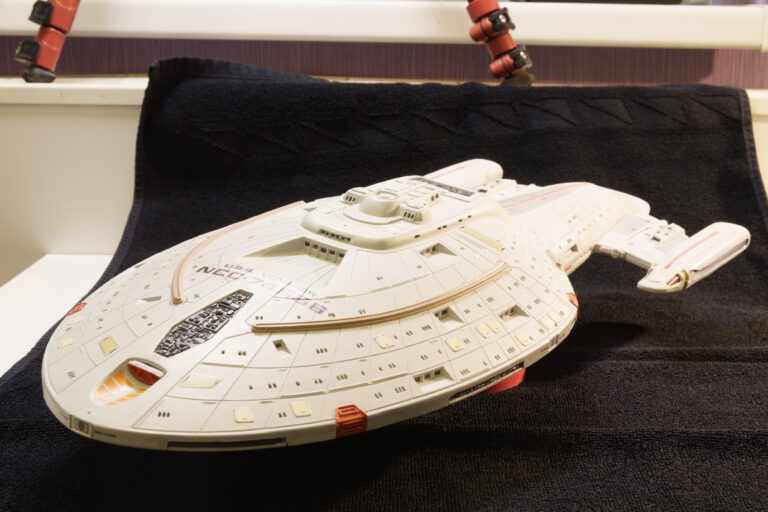 Fertiges Modell der USS Voyager NCC-74656 auf schwarzem Tuch in der Dreiviertelansicht