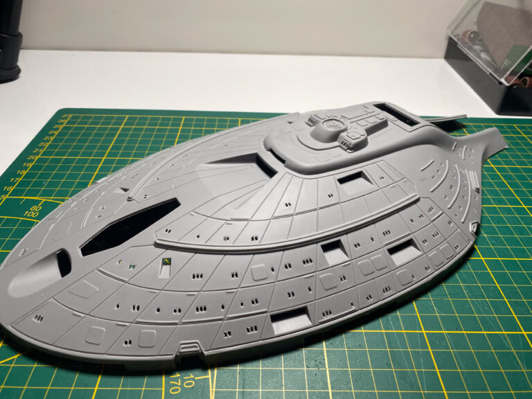 Grau grundierte USS-Voyager-Untertasse schräg auf grüner Schneidematte mit Brückenmodul