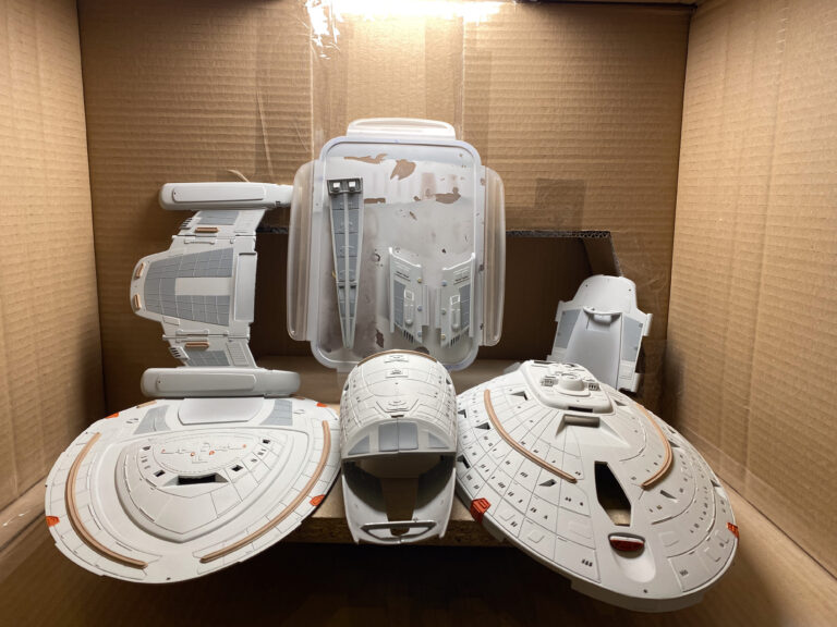 Zerlegte weiß lackierte Bauteile des USS-Voyager-Modells in einem gepolsterten Versandkarton