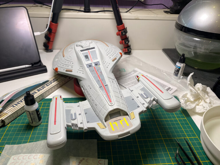 Fertiges USS-Voyager-Modell NCC-74656 auf schwarzem Tuch in der Dreiviertelperspektive