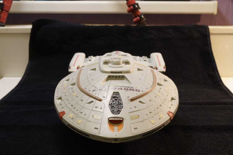 Fertiges USS-Voyager-Modell frontal mit Untertassenoberseite und Registratur auf schwarzem Tuch