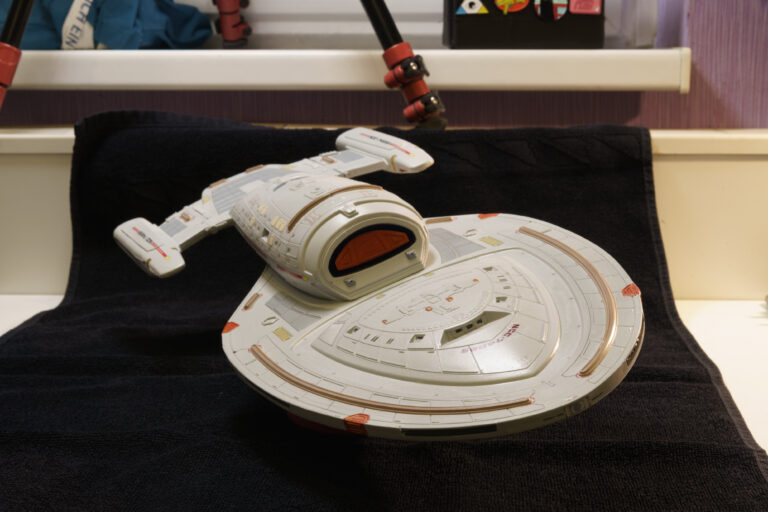 Fertiges USS-Voyager-Modell in der oberen Dreiviertelansicht auf schwarzem Tuch mit angehobenen Gondeln