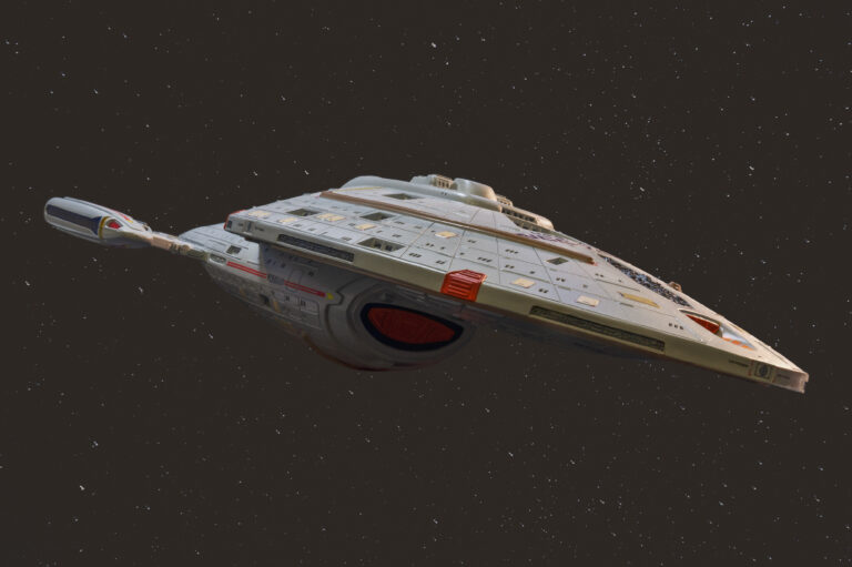USS-Voyager-Modell in der seitlichen Beauty-Ansicht vor Sternenhintergrund mit rotem Deflektor