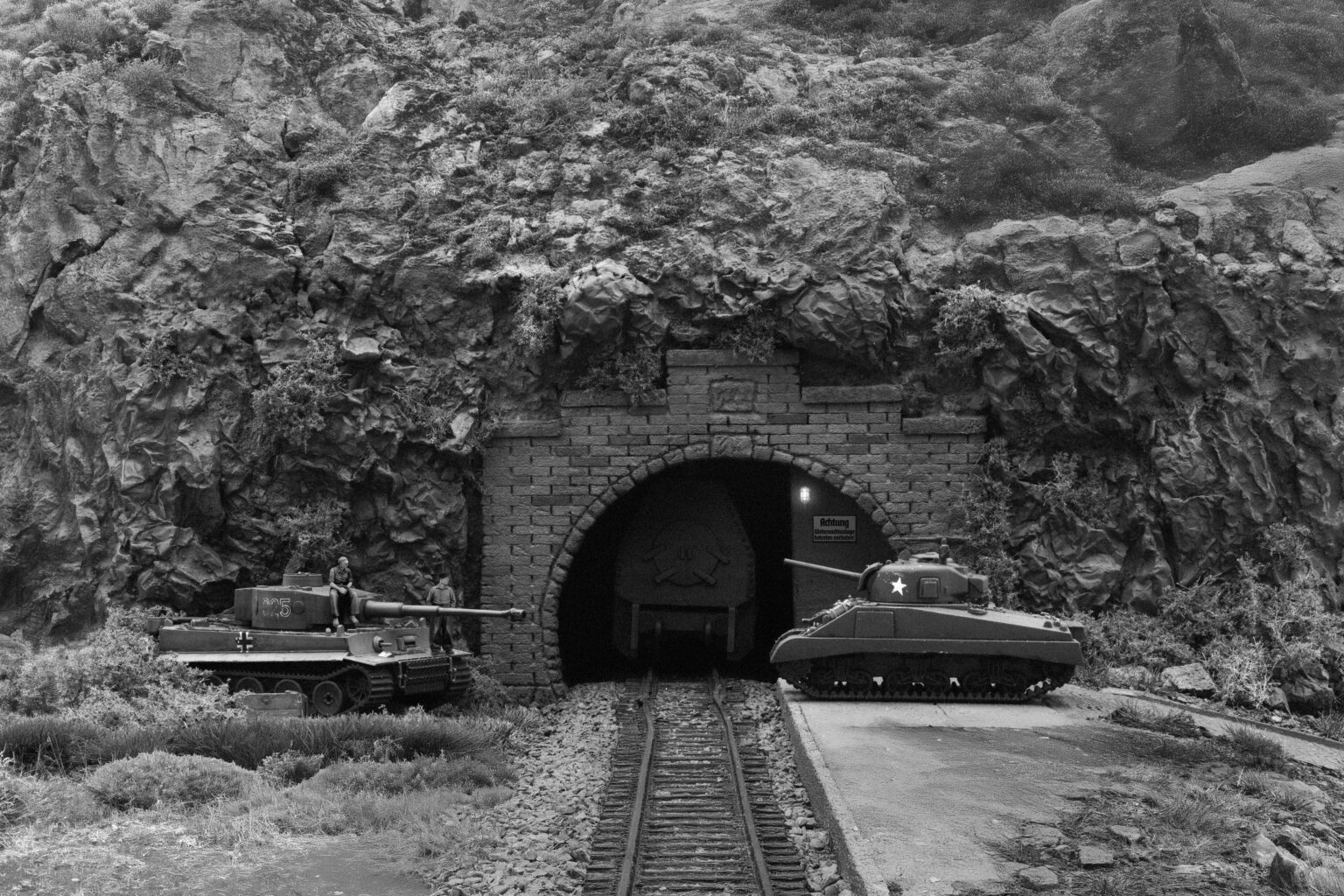 Schwarzweiße Aufnahme des fertigen Dioramas mit Tiger I und Sherman am Tunnelportal
