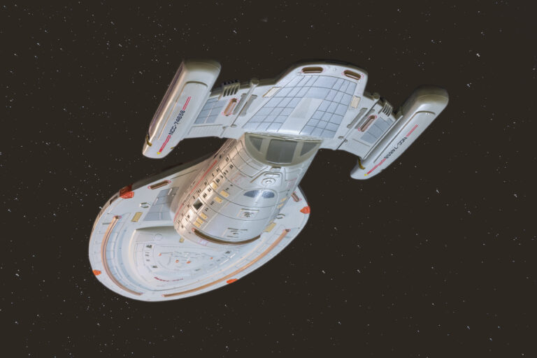 Fertiges USS-Voyager-Modell als Beauty-Shot in der dorsalen Dreiviertelansicht vor Sternenhintergrund