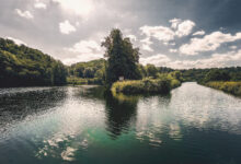 Malerische Ruhrlandschaft in Witten mit Burgruine und Insel.