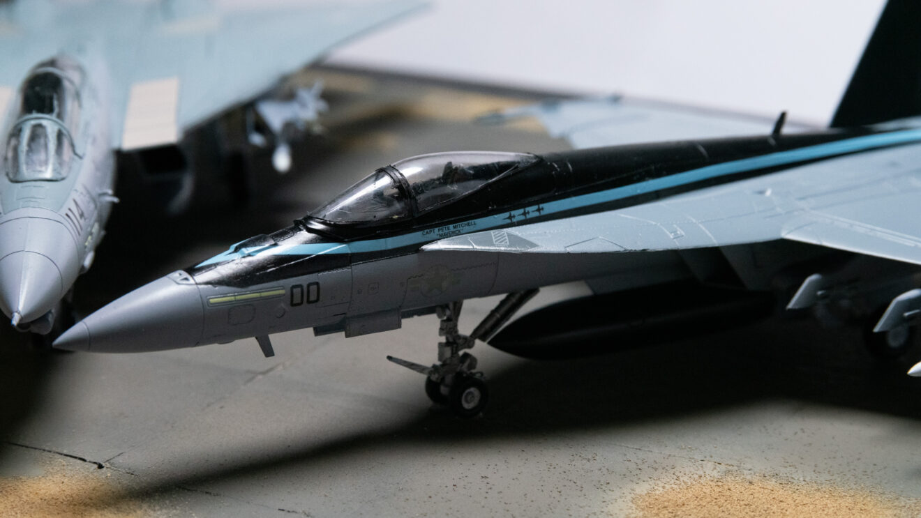 Nahaufnahme der Bugpartie des F-A-18-Super-Hornet-Modells mit schwarz-türkiser Lackierung