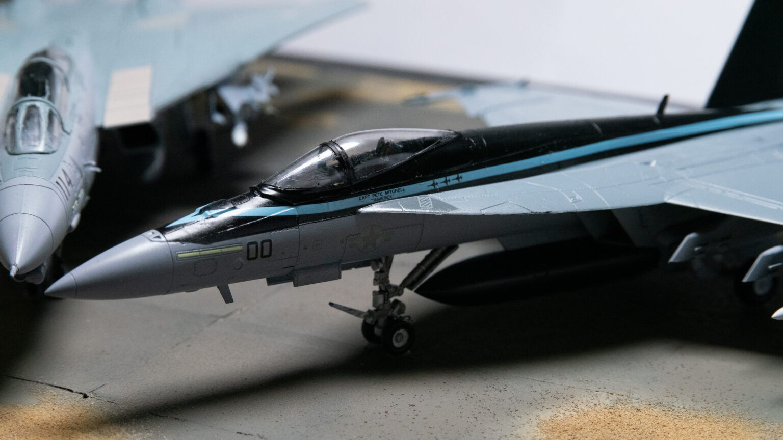 Nahaufnahme der Bugpartie des F-A-18-Super-Hornet-Modells mit schwarz-türkiser Lackierung