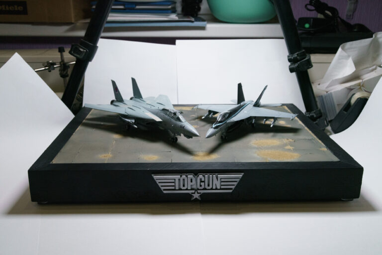 Top-Gun-Diorama mit zwei Kampfjet-Modellen auf der Werkbank zwischen Fotostativen