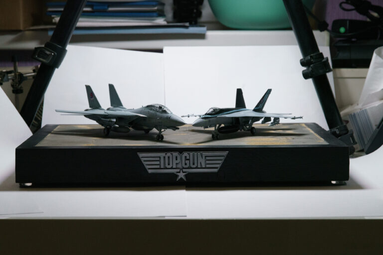 Top-Gun-Diorama mit zwei Kampfjet-Modellen im Seitenprofil auf der Werkbank