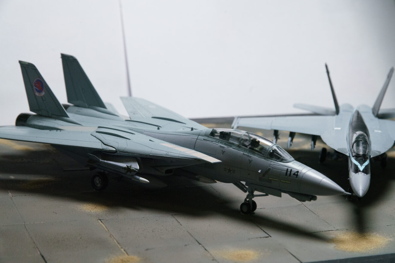F-14-Tomcat-Modell in der Seitenansicht mit Doppelsitz-Cockpit und Staffelabzeichen am Leitwerk
