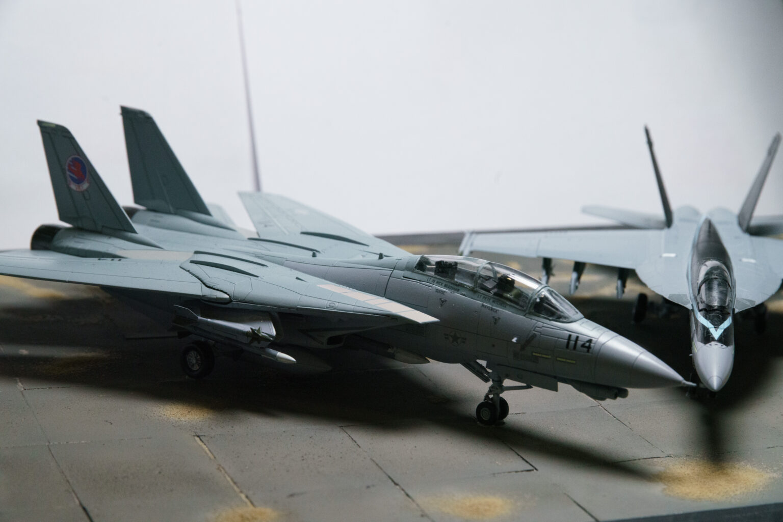 F-14-Tomcat-Modell in der Seitenansicht mit Doppelsitz-Cockpit und Staffelabzeichen am Leitwerk