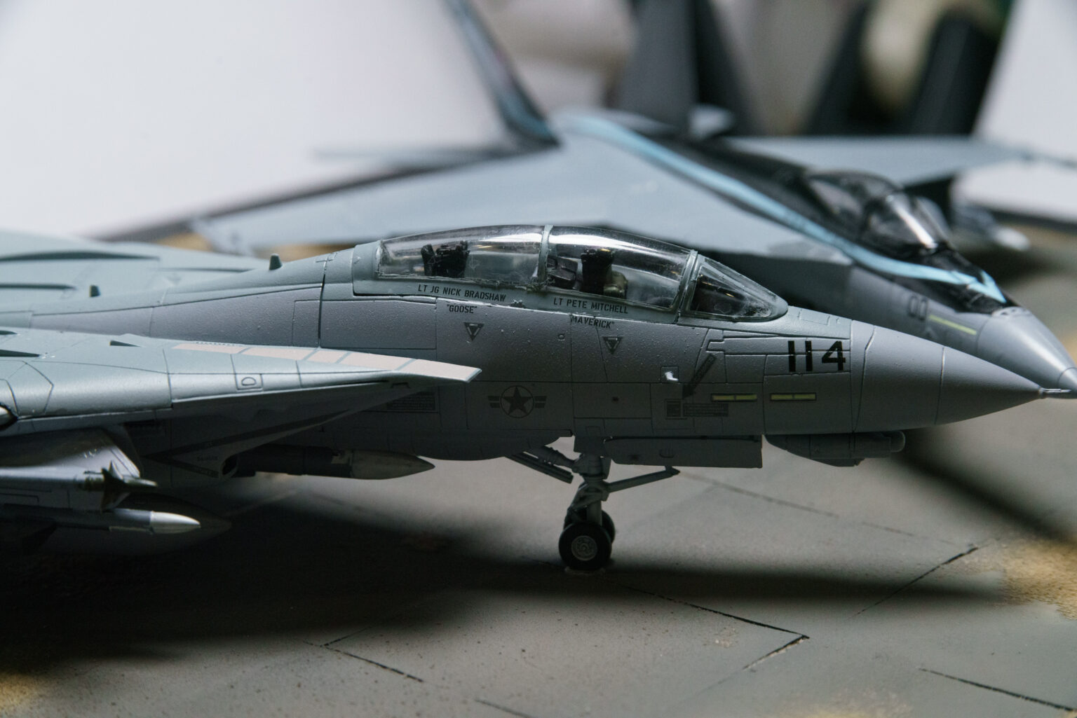 Cockpit-Nahaufnahme des F-14-Tomcat-Modells mit Doppelsitz-Haube und Rumpfmarkierungen