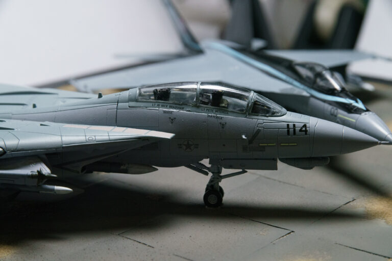 Cockpit-Nahaufnahme des F-14-Tomcat-Modells mit Doppelsitz-Haube und Rumpfmarkierungen